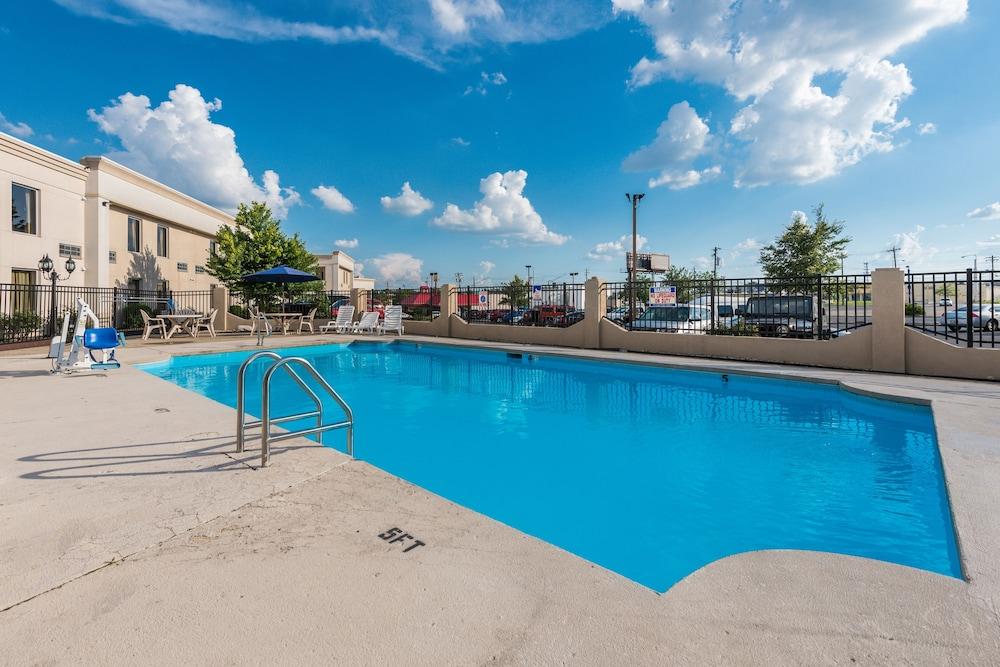 Quality Inn & Suites Cincinnati Buitenkant foto