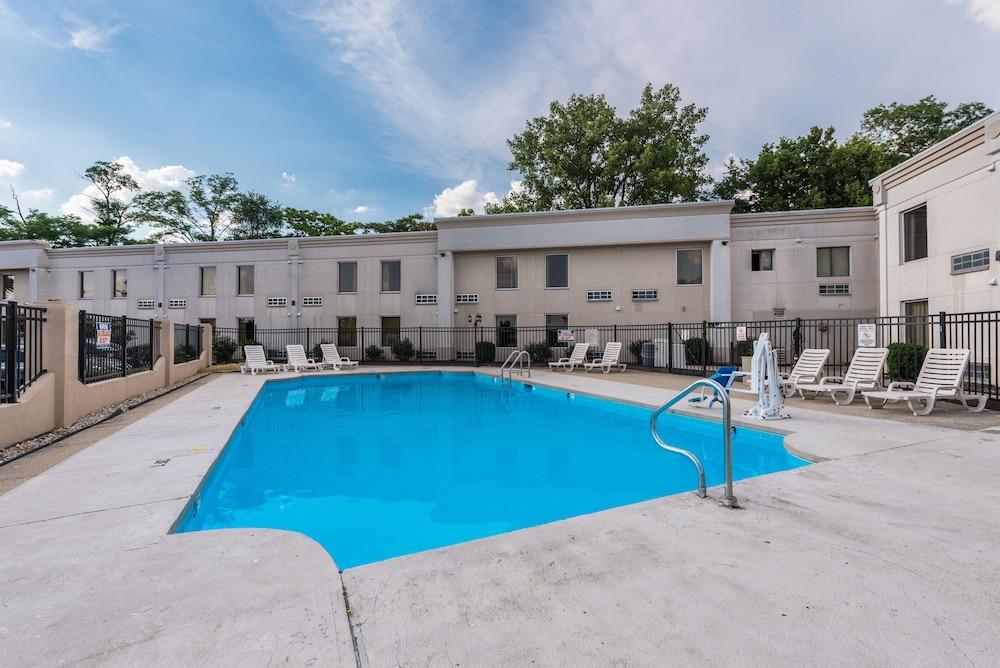 Quality Inn & Suites Cincinnati Buitenkant foto