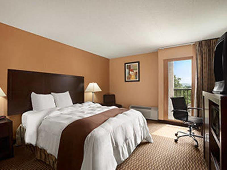 Quality Inn & Suites Cincinnati Buitenkant foto