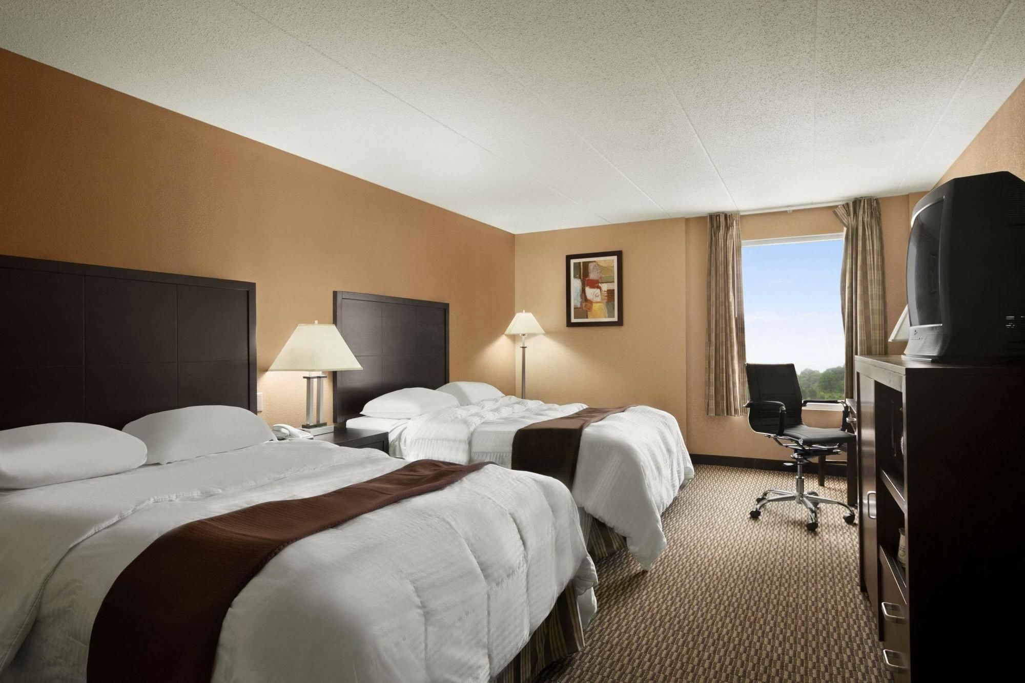 Quality Inn & Suites Cincinnati Buitenkant foto