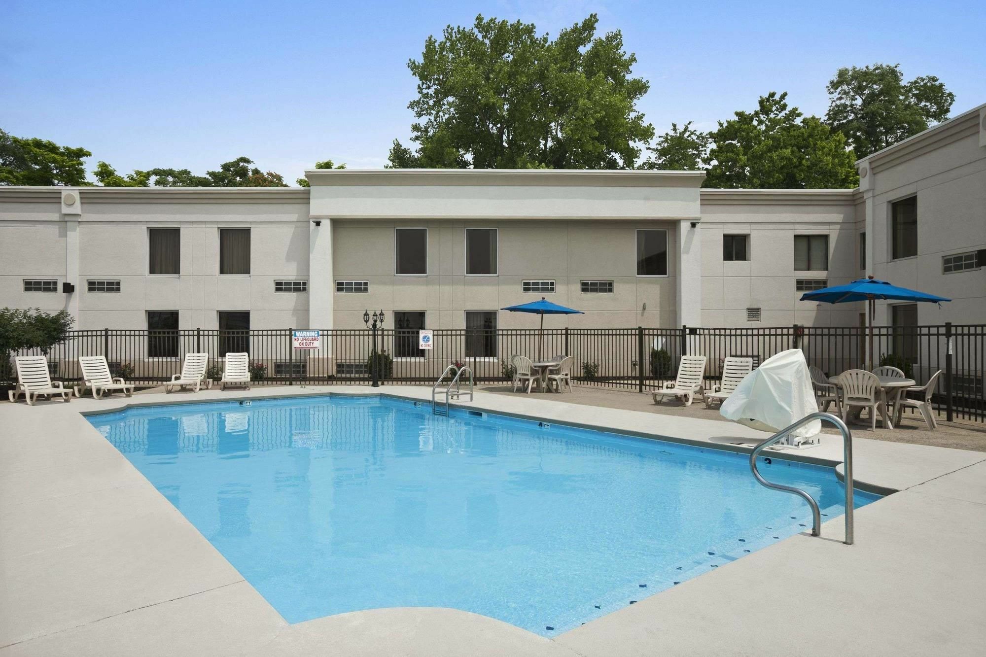 Quality Inn & Suites Cincinnati Buitenkant foto
