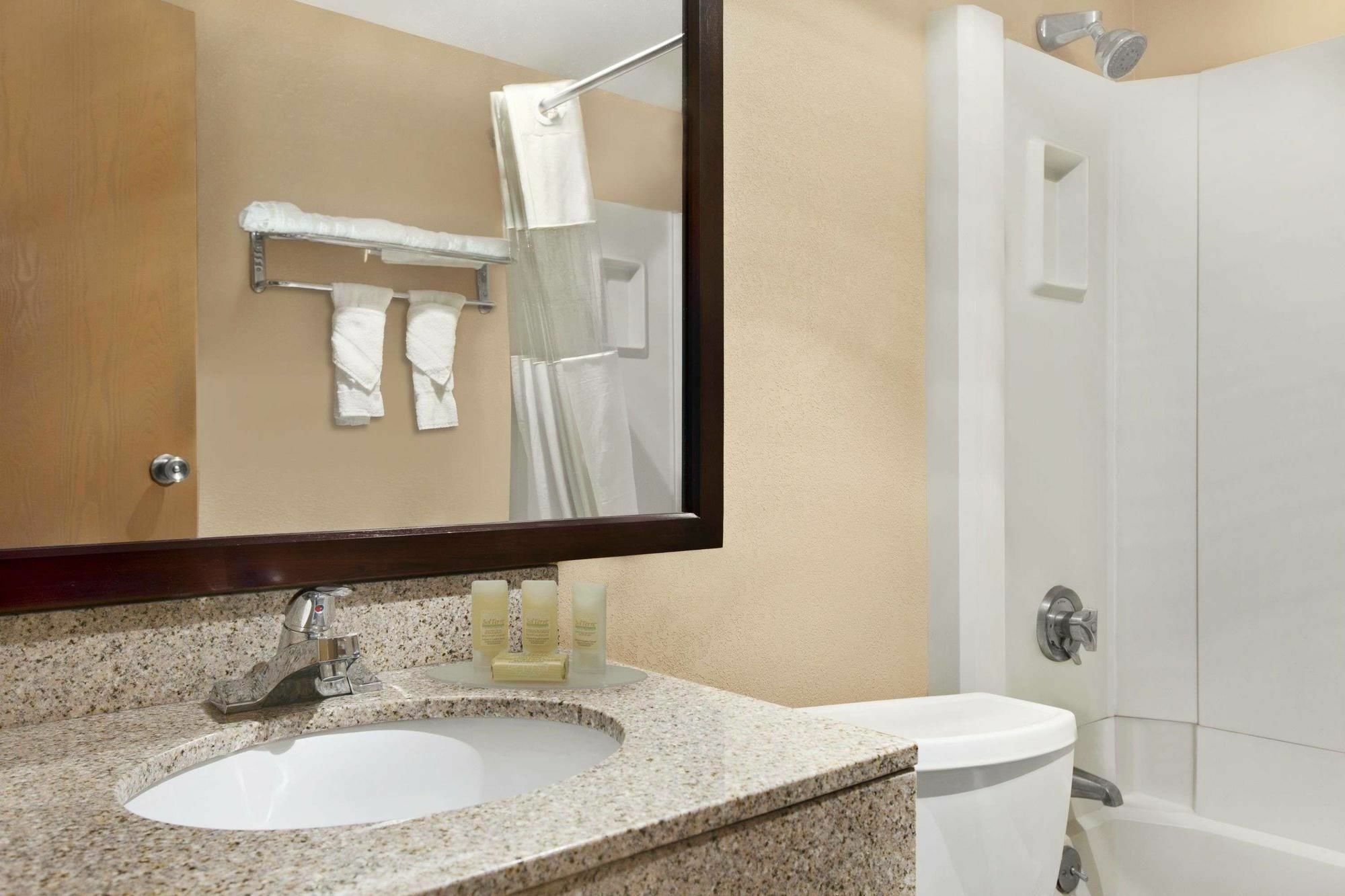 Quality Inn & Suites Cincinnati Buitenkant foto