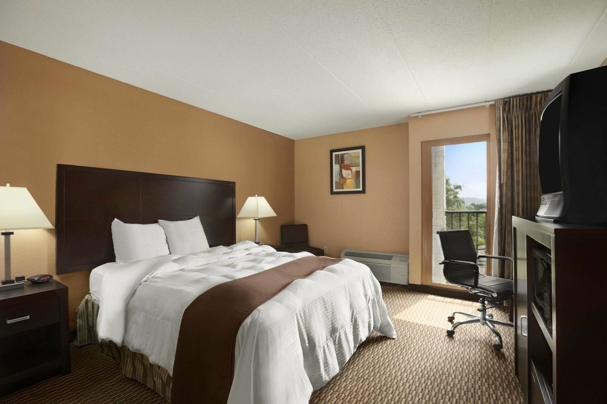 Quality Inn & Suites Cincinnati Buitenkant foto