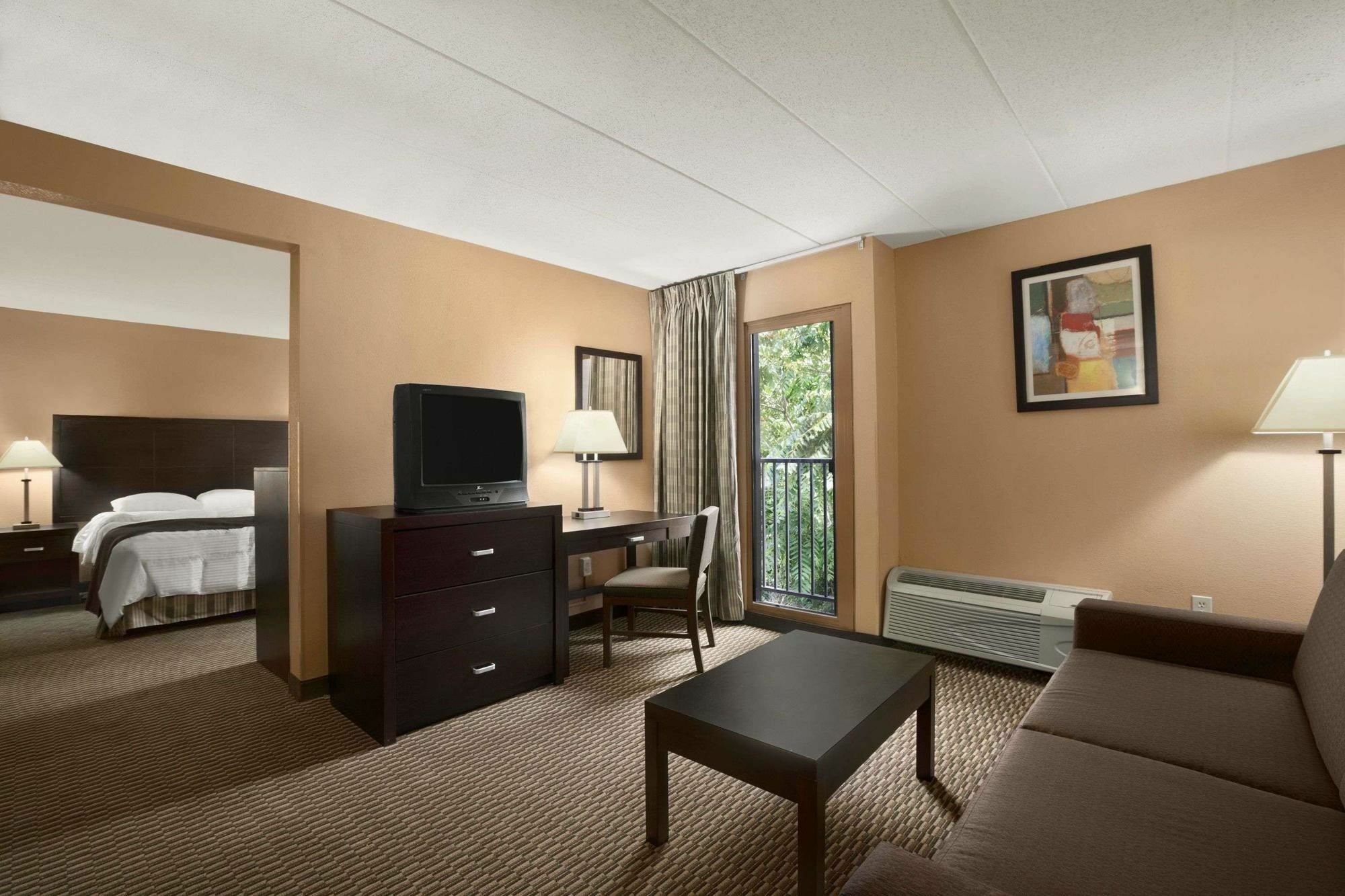 Quality Inn & Suites Cincinnati Buitenkant foto